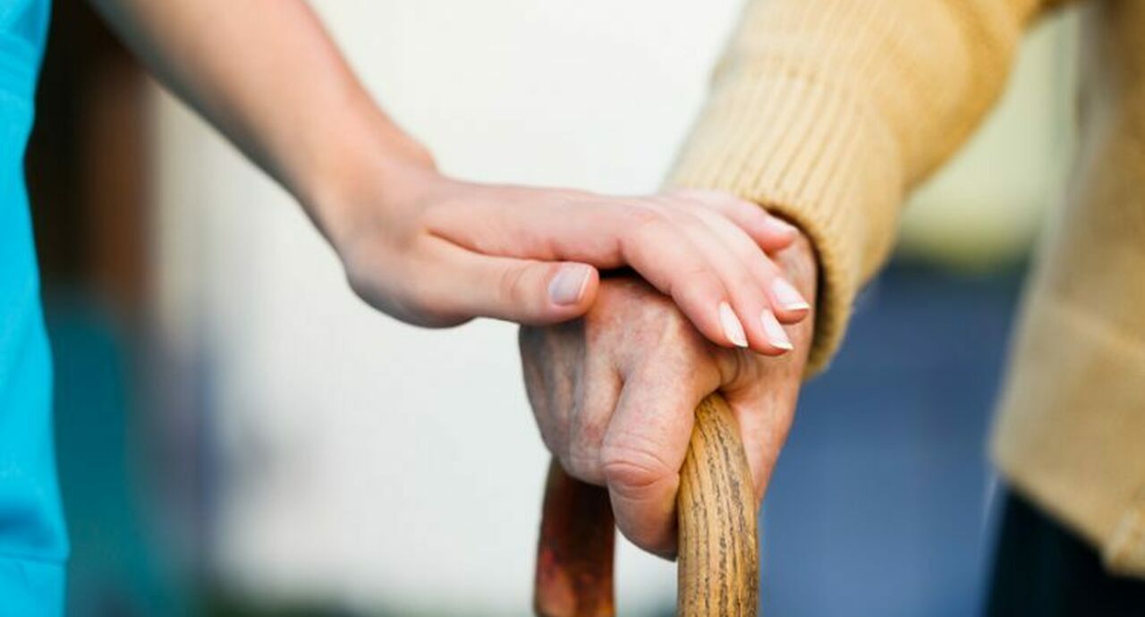 Autonomie seniors assistance et aide auditive 750x472